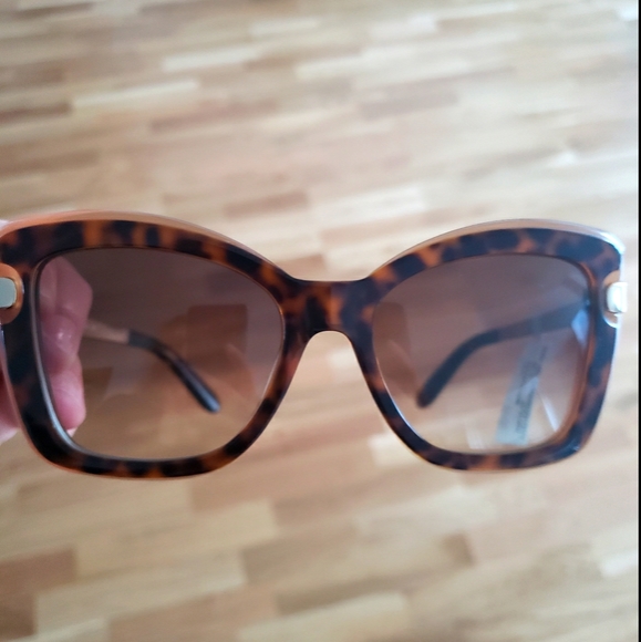 ?? BEAUTIFUL FERRAGAMO SUNGLASSES?? main image 6